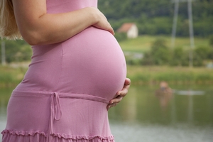 У будущей мамы, которая перенесла кесарево сечение или другую операцию на матке, возникает закономерный вопрос: сможет ли она родить через естественные родовые пути или операция неизбежна? Попытаемся взглянуть на эту проблему с разных сторо