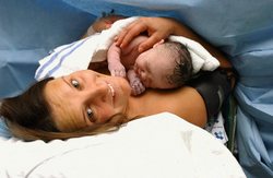 Что чувствует малыш во время родов?