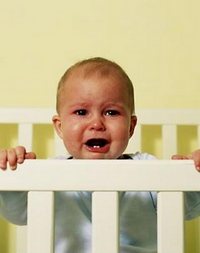 Если для 3-месячного малыша плач - прежде всего сигнал дискомфорта, то для 3-летнего слезы - тонкий инструмент воздействия на родителей. Плач плачу рознь, а потому советы, как успокоить ребенка, зависят от возраста.